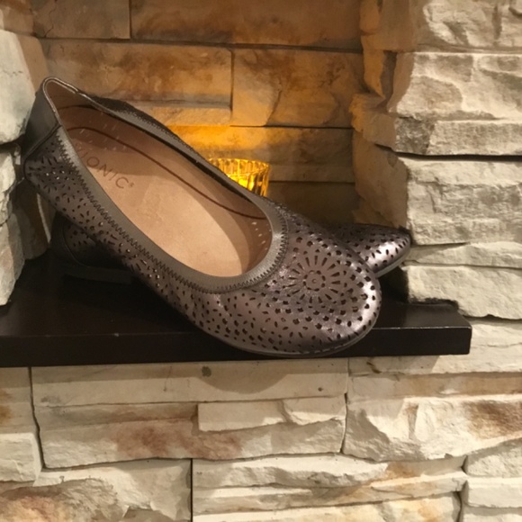 Vionic  Robyn  Perforated Pewter Metallic Leather   Ballet  Flats, Size  6.5 - Picture 9 of 9